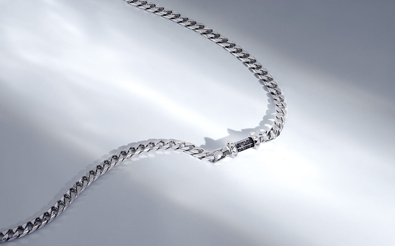 光っている白いバックグラウンドに黒ルチルクォーツのAWNLチェーンネックレス