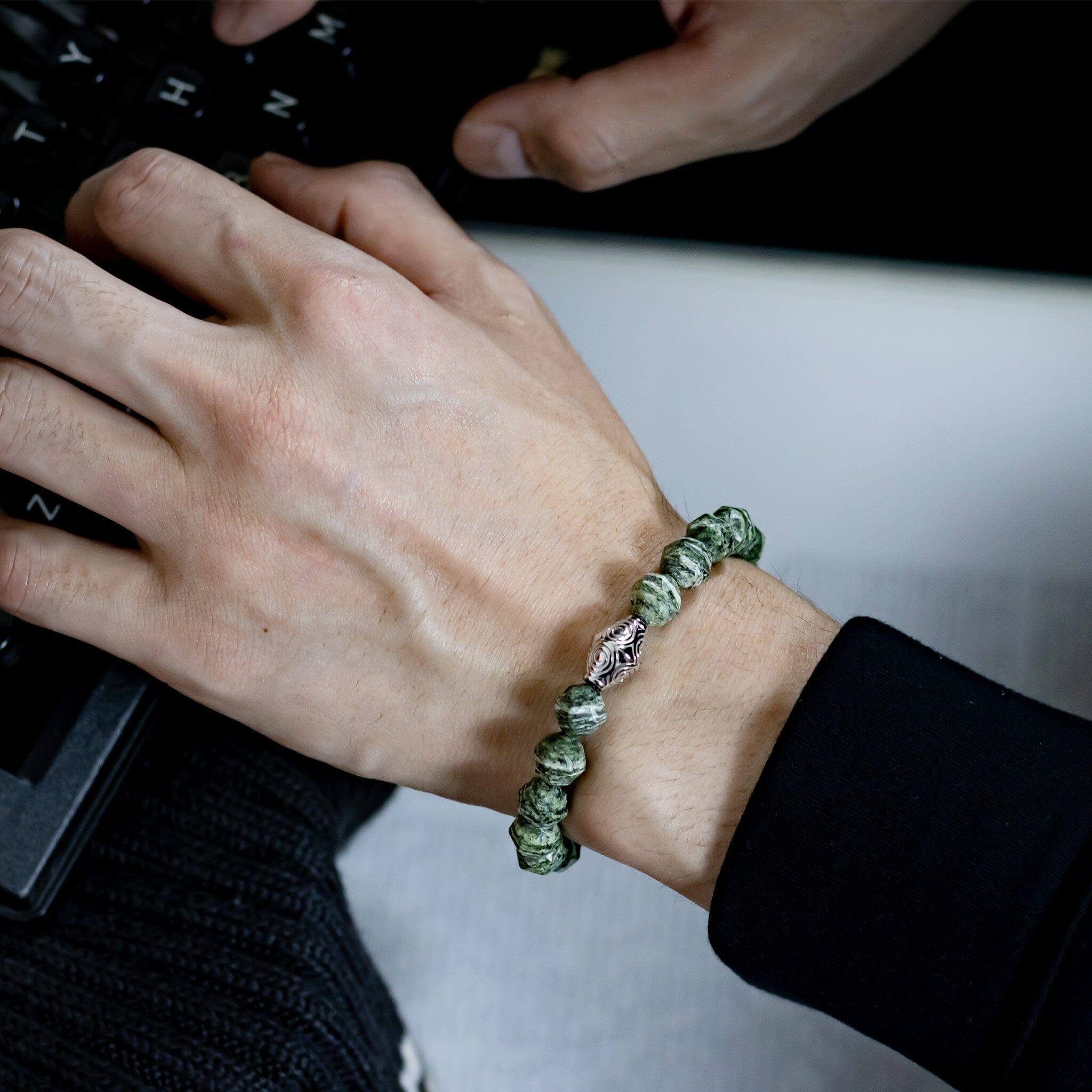グリーンゼブラジャスパー スメル 紐編み ブレスレット - 天然石&隕石ジュエリーショップ - AWNL Japan