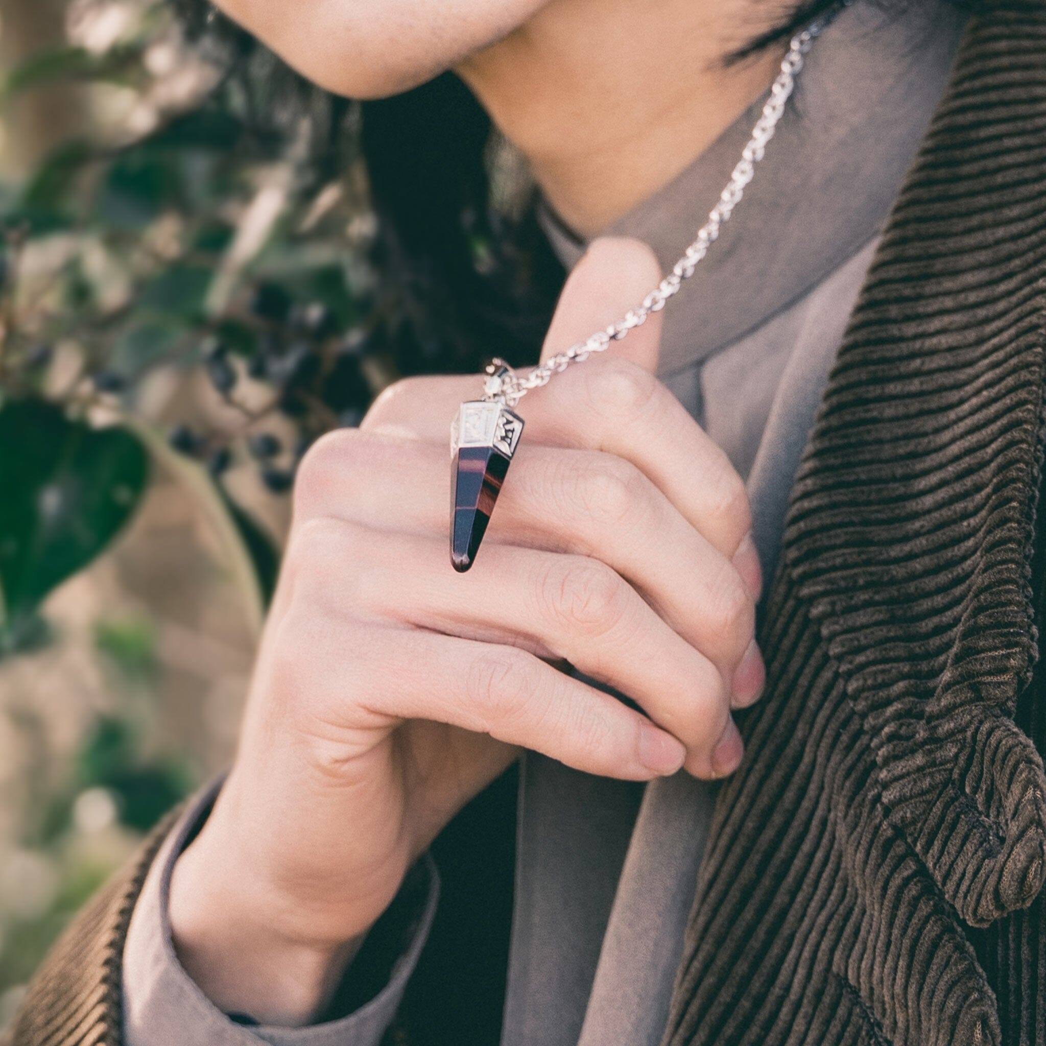 レッドタイガーアイ 六字真言 ネックレス - 天然石&隕石ジュエリーショップ - AWNL Japan