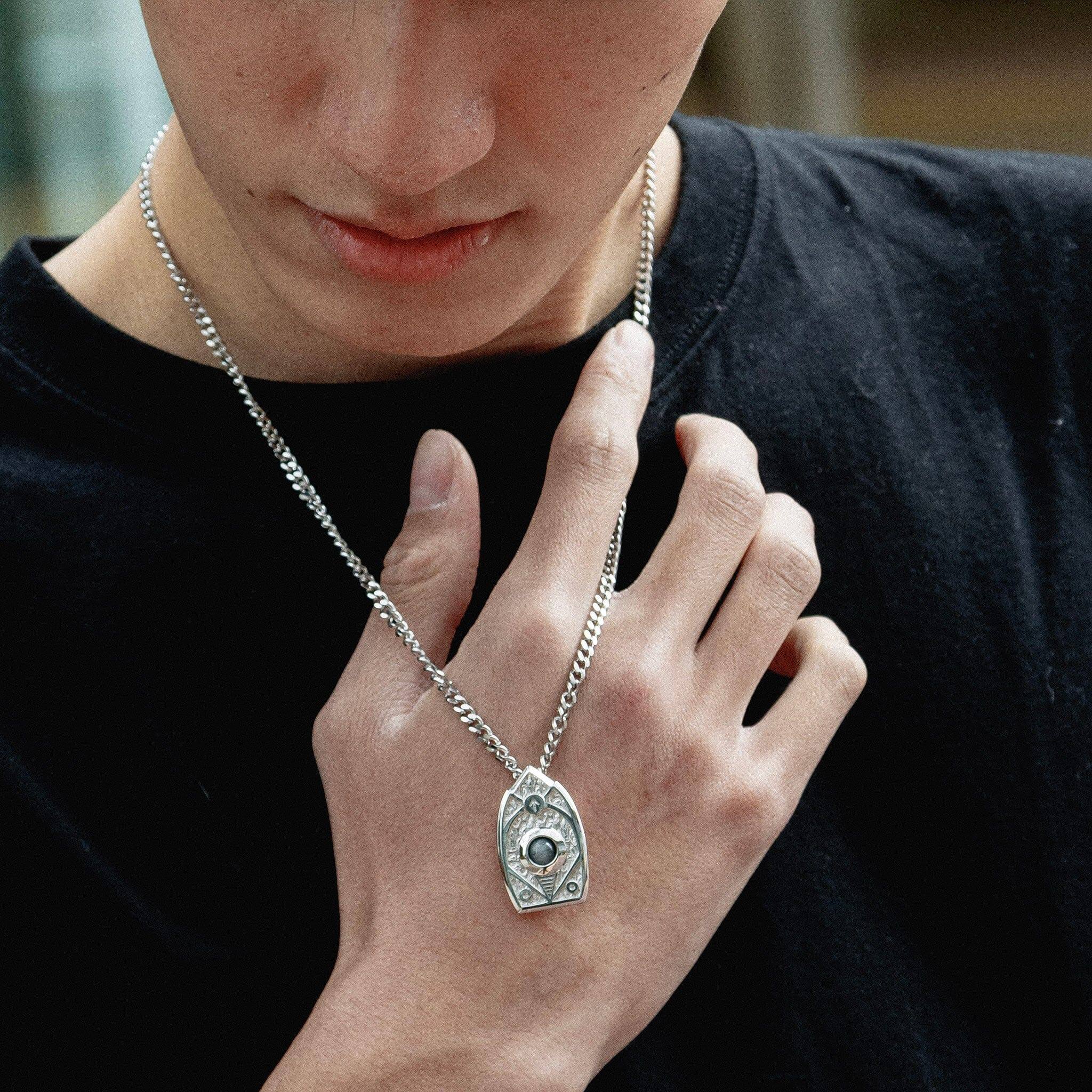 グレーホークアイ ルーン 盾形 ネックレス - 天然石&隕石ジュエリーショップ - AWNL Japan