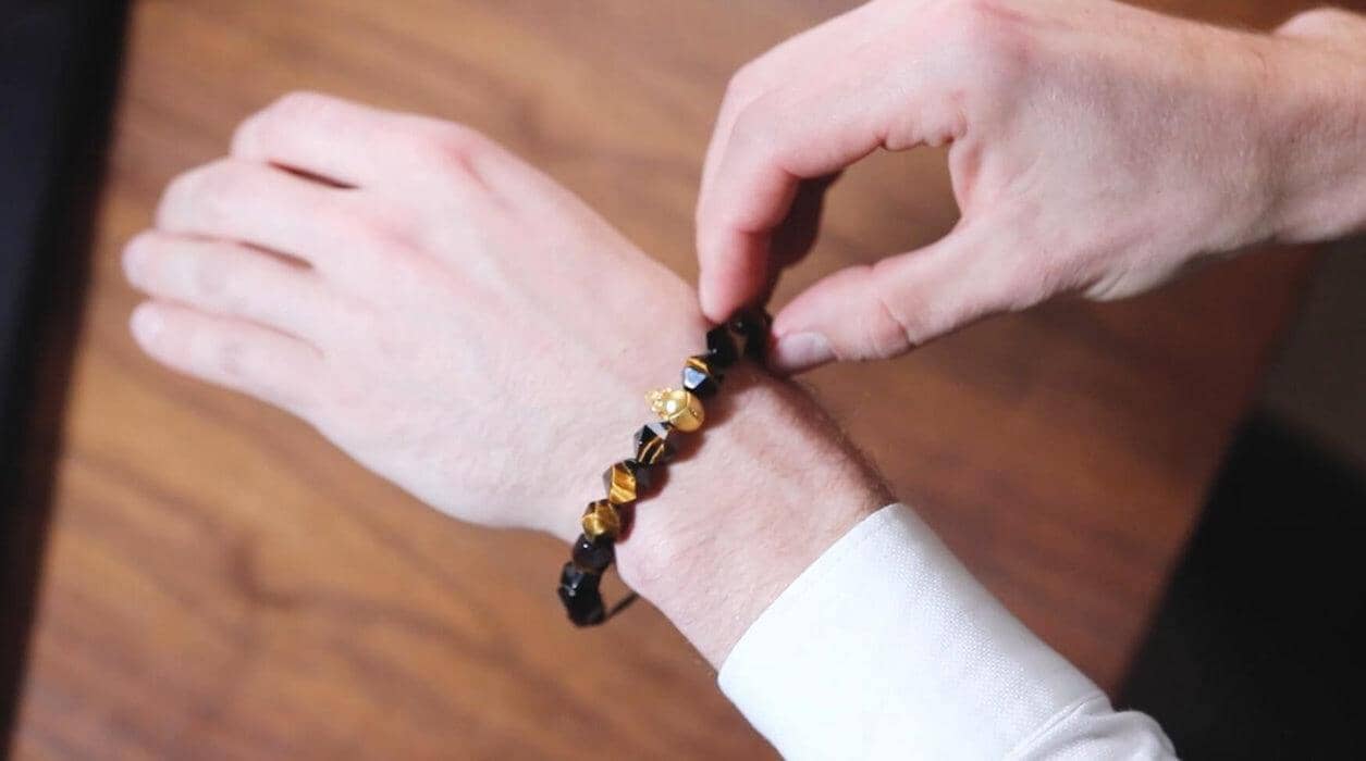 ガイド：編みブレスレットのつけ方 - Jewelry Guide - 天然石&隕石ジュエリーショップ - AWNL Japan