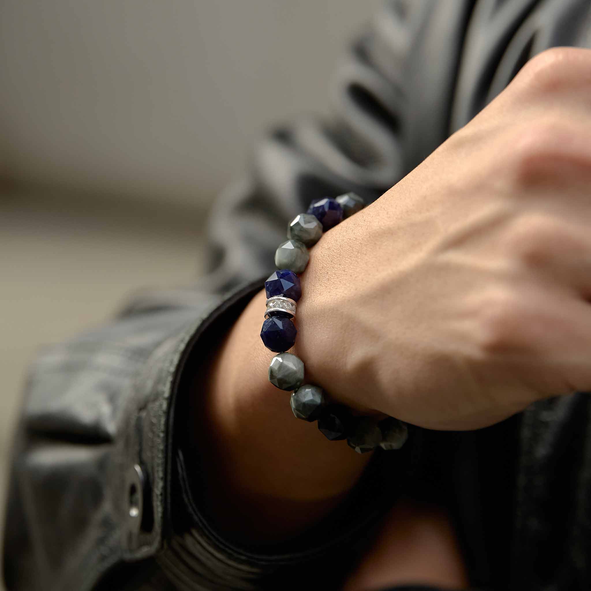 AWNL メンズ グレーホークスアイ&ソーダライト ブレスレット｜シルバー